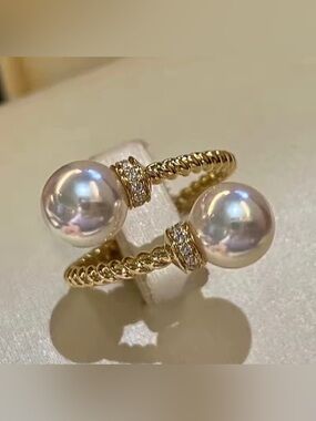 Anthropologie  Iridescent Faux Pearl Look Statement Ring Gold Tone Crystal Twist